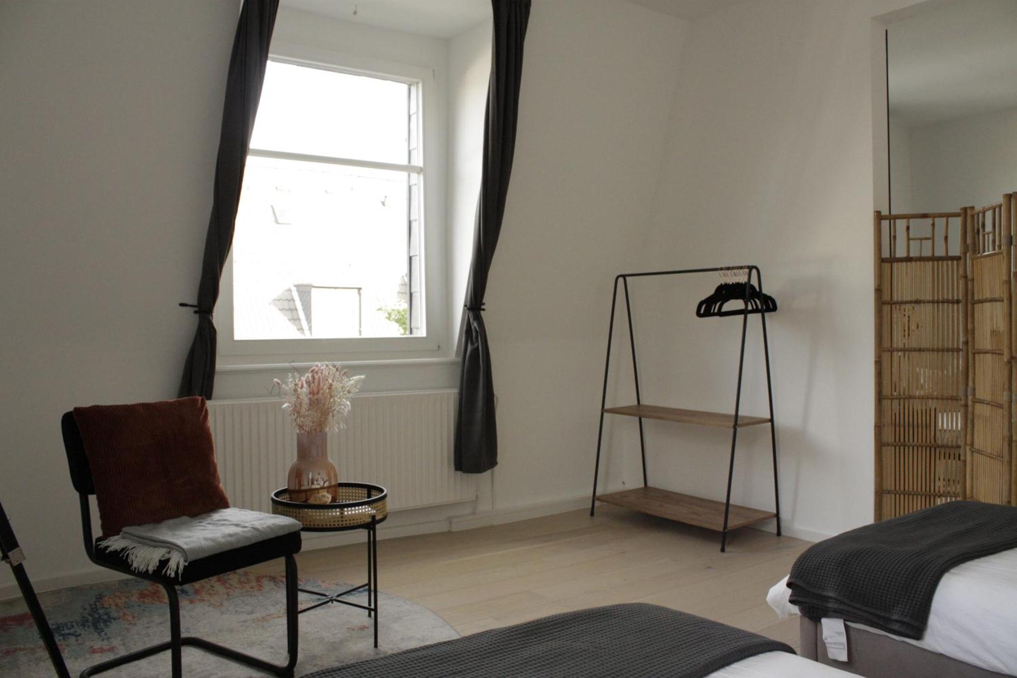 Spacestays Designer Netflix Wifi Playstation 4 Balkon Essen